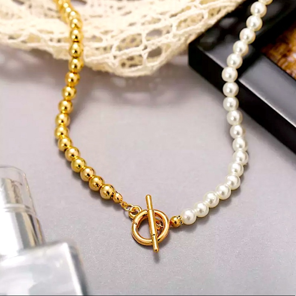 ⚜️𝟯𝟬%𝗢𝗙𝗙 𝗯𝘂𝗻𝗱𝗹𝗲𝘀 𝟯+⚜️ NEW White & Gold Acrylic Beaded Necklace - Picture 4 of 10